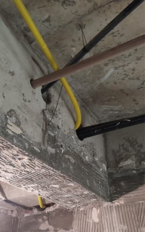 Furos em estrutura de concreto com passagem de eletroduto, tubulação e tubo de cobre